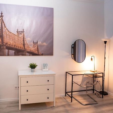 Perfect Location,Newly Decorated Modern, Large Place 60 M2, Really Quiet So You Can Have A Good Night Sleep, Ac, Netflix, Smart Tv, High-Speed Internet, World Famous New York Cafe Only 10 Minutes Walk Budapeste Exterior foto