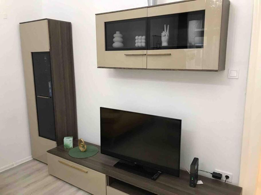 Perfect Location,Newly Decorated Modern, Large Place 60 M2, Really Quiet So You Can Have A Good Night Sleep, Ac, Netflix, Smart Tv, High-Speed Internet, World Famous New York Cafe Only 10 Minutes Walk Budapeste Exterior foto