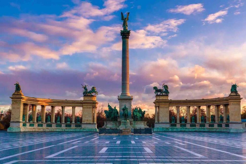Perfect Location,Newly Decorated Modern, Large Place 60 M2, Really Quiet So You Can Have A Good Night Sleep, Ac, Netflix, Smart Tv, High-Speed Internet, World Famous New York Cafe Only 10 Minutes Walk Budapeste Exterior foto