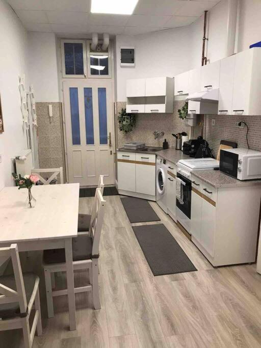 Perfect Location,Newly Decorated Modern, Large Place 60 M2, Really Quiet So You Can Have A Good Night Sleep, Ac, Netflix, Smart Tv, High-Speed Internet, World Famous New York Cafe Only 10 Minutes Walk Budapeste Exterior foto