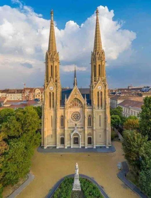 Perfect Location,Newly Decorated Modern, Large Place 60 M2, Really Quiet So You Can Have A Good Night Sleep, Ac, Netflix, Smart Tv, High-Speed Internet, World Famous New York Cafe Only 10 Minutes Walk Budapeste Exterior foto