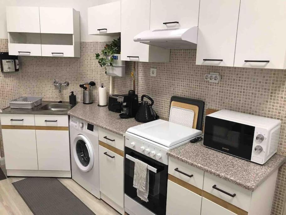 Perfect Location,Newly Decorated Modern, Large Place 60 M2, Really Quiet So You Can Have A Good Night Sleep, Ac, Netflix, Smart Tv, High-Speed Internet, World Famous New York Cafe Only 10 Minutes Walk Budapeste Exterior foto