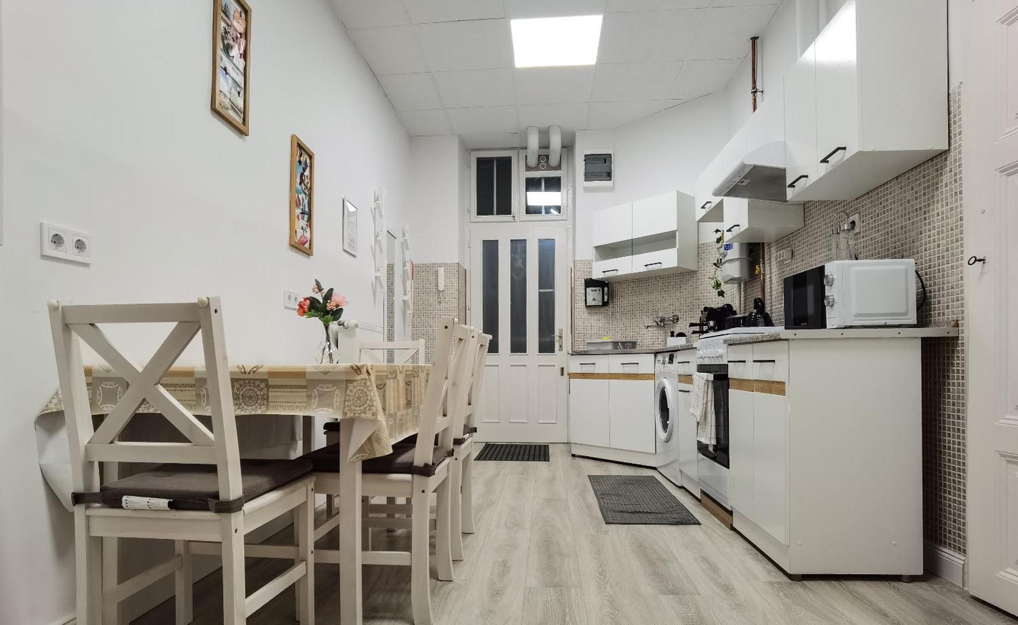 Perfect Location,Newly Decorated Modern, Large Place 60 M2, Really Quiet So You Can Have A Good Night Sleep, Ac, Netflix, Smart Tv, High-Speed Internet, World Famous New York Cafe Only 10 Minutes Walk Budapeste Exterior foto