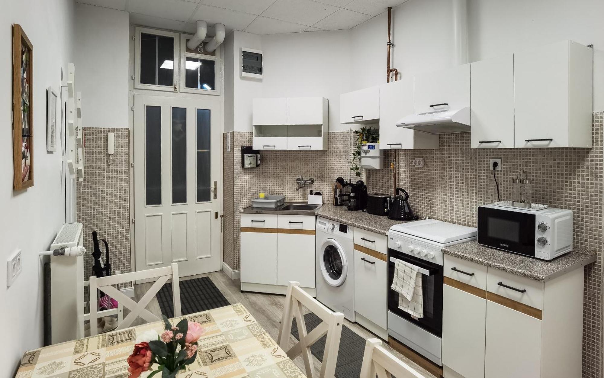 Perfect Location,Newly Decorated Modern, Large Place 60 M2, Really Quiet So You Can Have A Good Night Sleep, Ac, Netflix, Smart Tv, High-Speed Internet, World Famous New York Cafe Only 10 Minutes Walk Budapeste Exterior foto