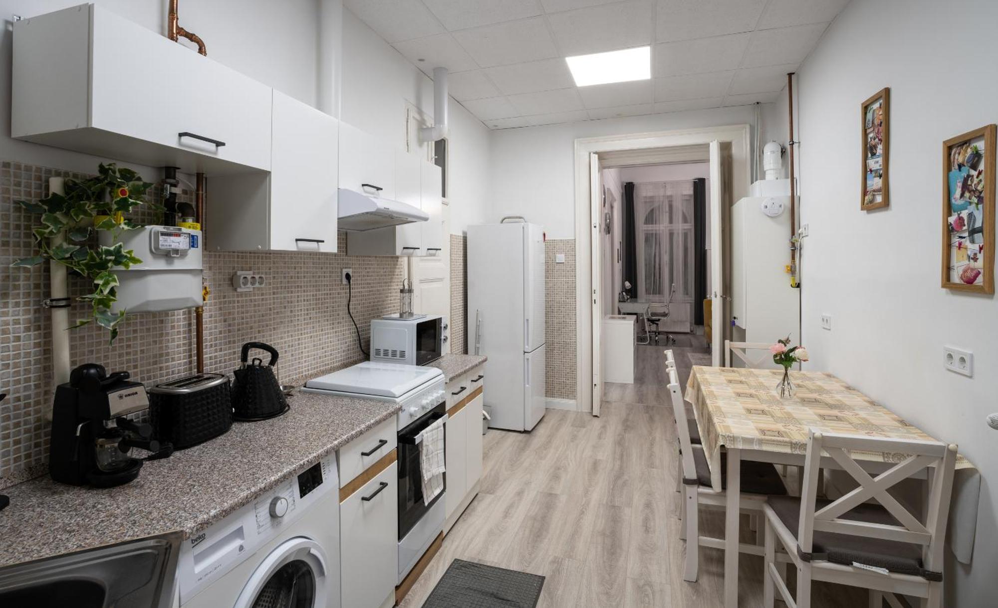 Perfect Location,Newly Decorated Modern, Large Place 60 M2, Really Quiet So You Can Have A Good Night Sleep, Ac, Netflix, Smart Tv, High-Speed Internet, World Famous New York Cafe Only 10 Minutes Walk Budapeste Exterior foto