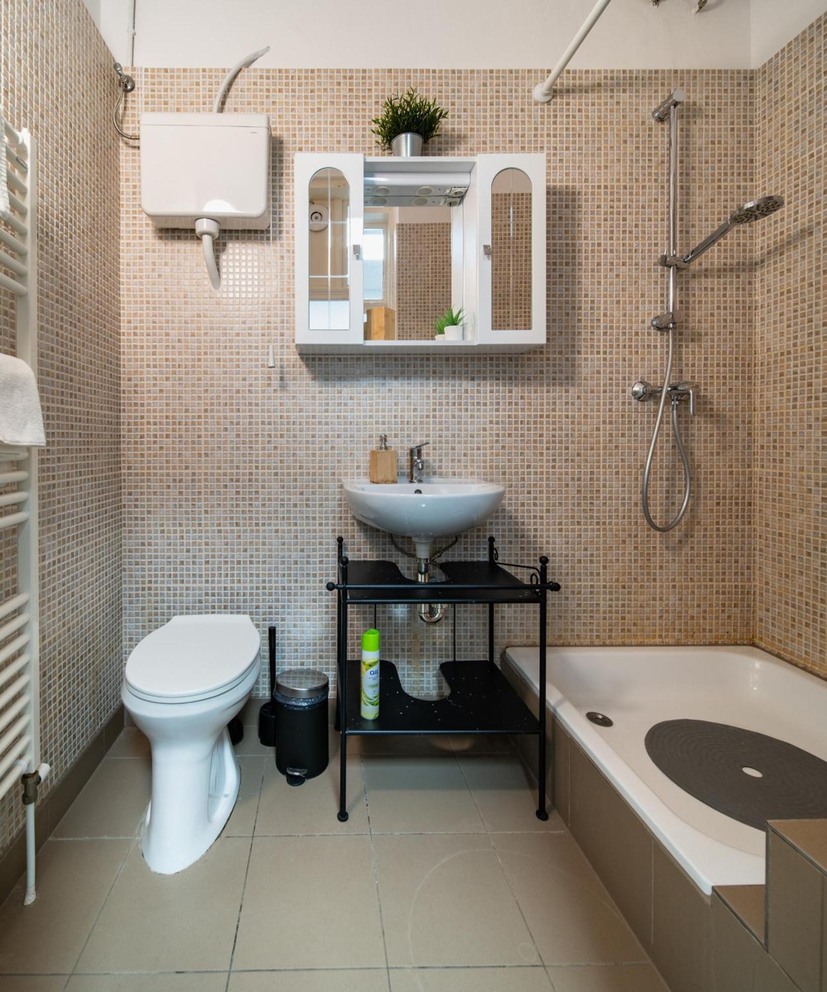 Perfect Location,Newly Decorated Modern, Large Place 60 M2, Really Quiet So You Can Have A Good Night Sleep, Ac, Netflix, Smart Tv, High-Speed Internet, World Famous New York Cafe Only 10 Minutes Walk Budapeste Exterior foto