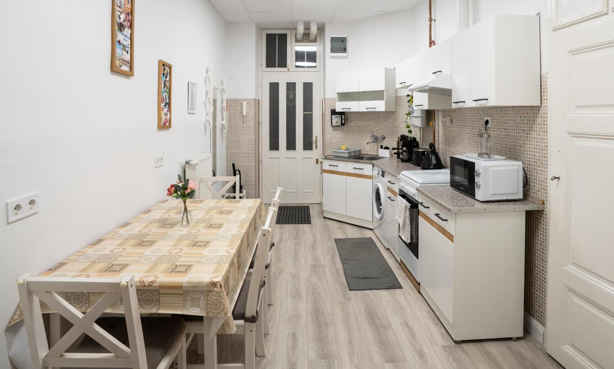 Perfect Location,Newly Decorated Modern, Large Place 60 M2, Really Quiet So You Can Have A Good Night Sleep, Ac, Netflix, Smart Tv, High-Speed Internet, World Famous New York Cafe Only 10 Minutes Walk Budapeste Exterior foto