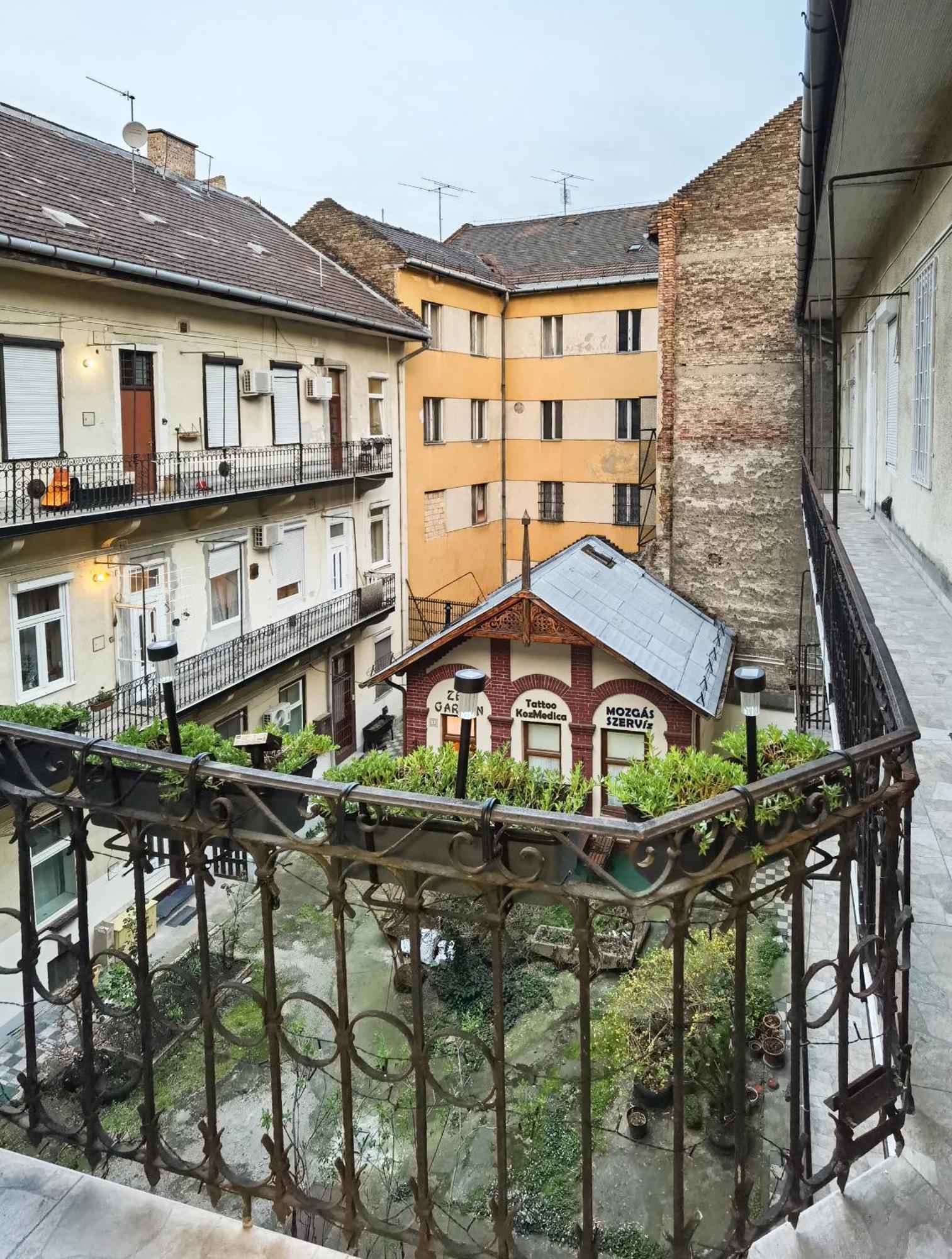 Perfect Location,Newly Decorated Modern, Large Place 60 M2, Really Quiet So You Can Have A Good Night Sleep, Ac, Netflix, Smart Tv, High-Speed Internet, World Famous New York Cafe Only 10 Minutes Walk Budapeste Exterior foto